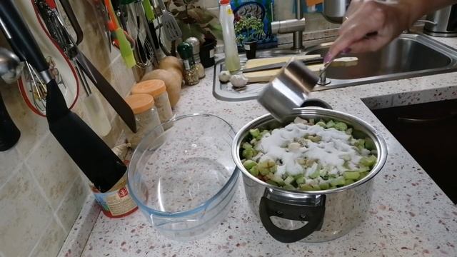 И варим 10 минут. Приготовка пельменей Ингредиенты. Перекладываем суп половником. Делаем пельмени с помощью пельменницы.
