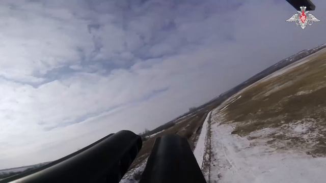 Экипажи ударных вертолетов Ми-35 армейской авиации ЗВО уничтожили противника смотреть онлайн