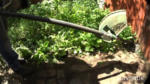 Лучшая насадка для бензокосы для чистки плитки .
