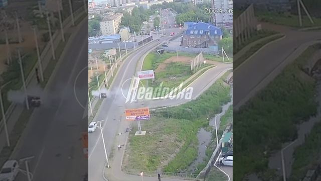 В Благовещенске автомобиль на полной скорости протаранил идущих по тротуару пешеходов