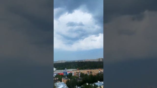 Ураганный ветер после жары в Москве