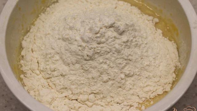 Пирог с черной смородиной и грецкими орехами