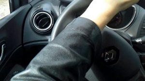 Руль Рено Каптур на грунтовой дороге, посыпанной щебнем.