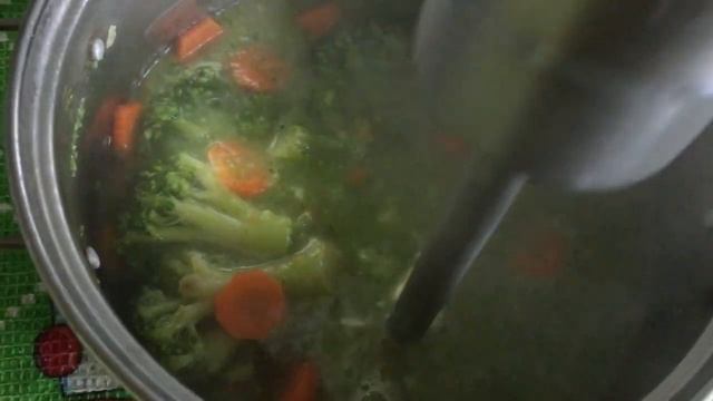 ГОТОВИМ ПЕРВЫЙ ПРИКОРМ. Нежное овощное пюре. смотреть онлайн