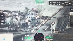 Последствия удара ракеты ОТРК "Искандер" по зоне высадки ВСУ в районе Антоновского моста.