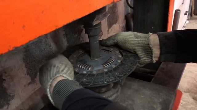 Пинки при переключении передач и вибрации при начале движения на МКПП Октавия А7 140 л.с. смотреть онлайн