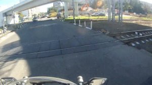 Преодолеваем срез асфальта на мотоцикле.