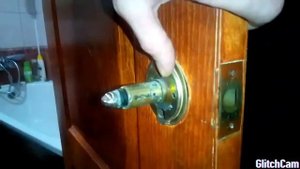 Замена щеколды в межкомнатной двери