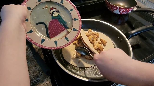 Учу сына готовить мексиканскую кесадилью с курицей и сыром. День президента США смотреть онлайн