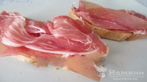 Брускетта с ветчиной и помидорами