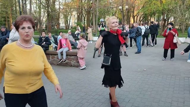 "НЕ ОТПУСКАЙ"...на танцполе в Гомельском парке...23.04.2023года. смотреть онлайн