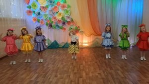 Песня "Кнопочка" ансамбль "Волшебные бабочки" МБДОУ д/с №100 "Рябинушка" рук. Якименко Г М.