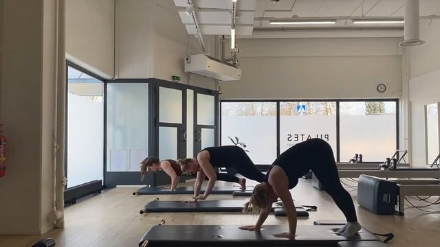 Punnerrus matolla | Push Up on the mat | Pilates Power House Helsinki