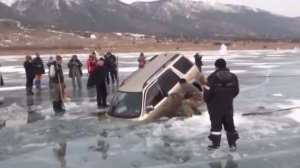 Как на Руси машину из подо льда достают Случай на рыбалке