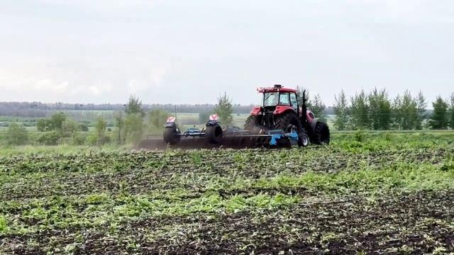 ТРАКТОР тащит слишком широкий ДИСКАТОР !! YTO 240лс. тянет 8м Софтер Farmet смотреть онлайн