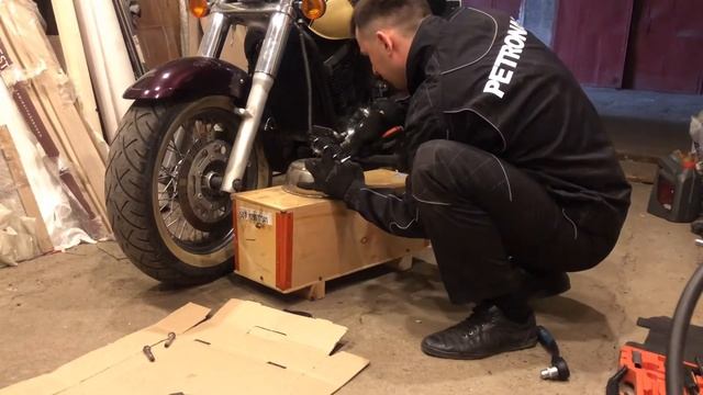 Замена передних тормозных колодок Kawasaki Vulcan VN400 (Молодой дед?)