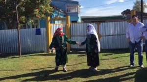 Танцует 90-летняя бабушка