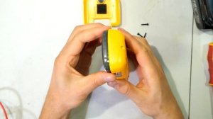 How to replace the 11A Bussmann fuse in the Fluke 106 multimeter
