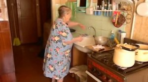 Бабушка терроризирует соседей.MOV