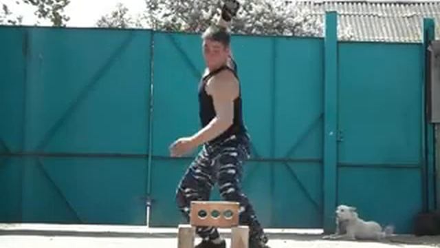 Как эффектно круто разбить кирпич рукой при помощи сальто How can you effectively break a brick wit смотреть онлайн