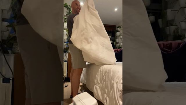 [НАША ЖИЗНЬ] Майкл Меняет Постельное Бельё. Психует, Но Делает 😂 Учу Его Ценить Мой Труд 🤷🏻♀️ смотреть онлайн