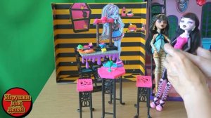 Играем в куклы Монстер Хай серия 56 Малефисента назначила дежурными Клео и Лагуни в столовую