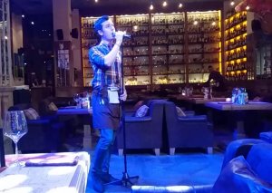Официант нерусский вновь поет.И песня...Необыкновенная!