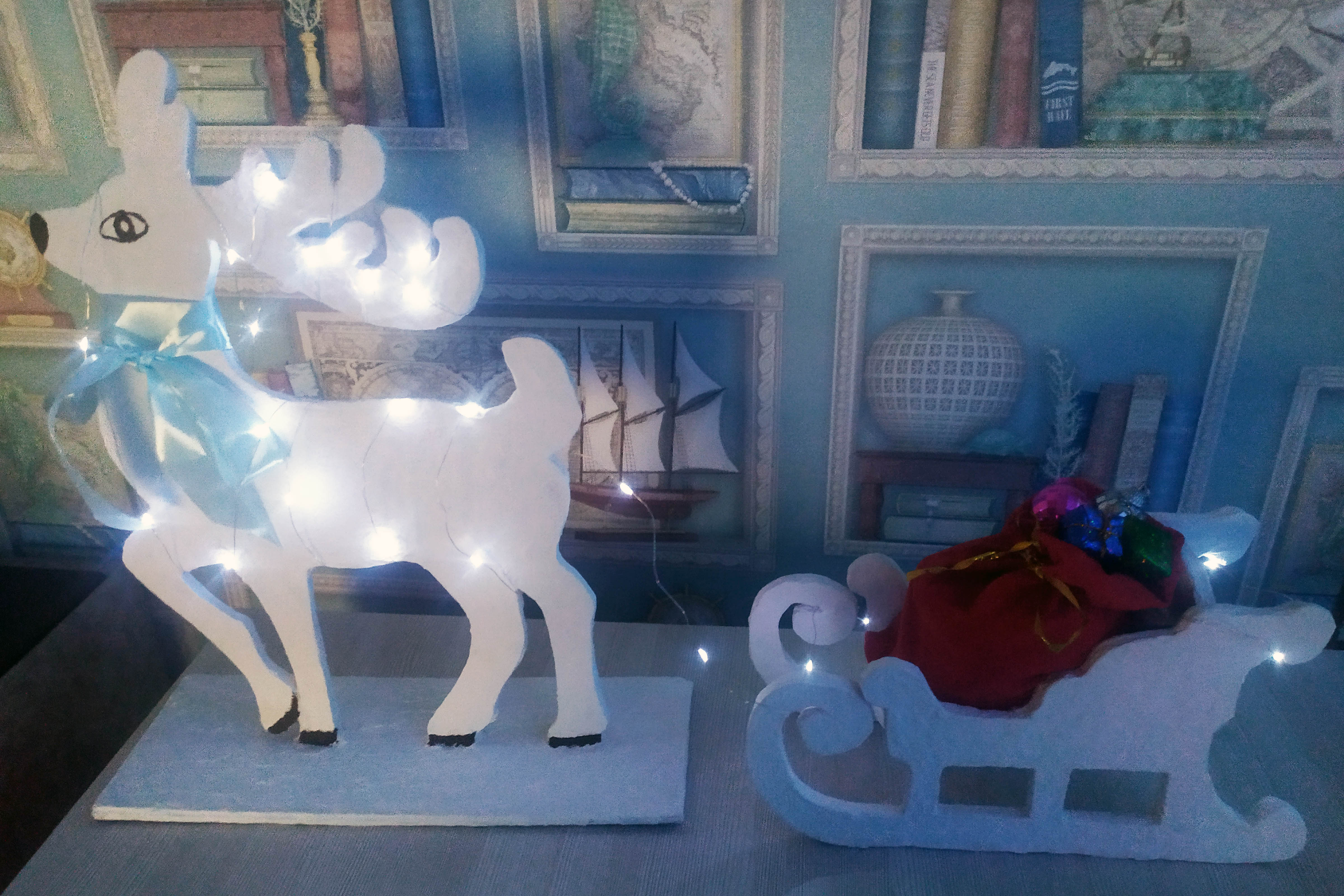 Поделка из картона. Олень везет новогодние подарки на санях