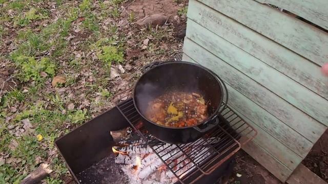 Картошка с мясом в казане на костре смотреть онлайн