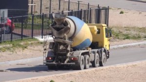 9 Бетономешалок на стройке.