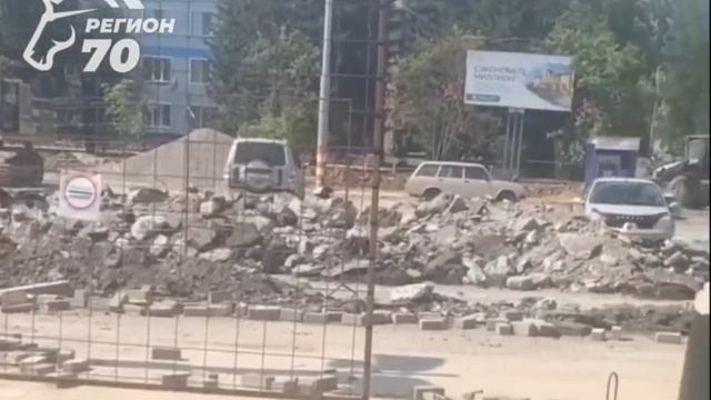 У томского аэропорта припаркованные машины «застряли» из-за начавшегося ремонта смотреть онлайн