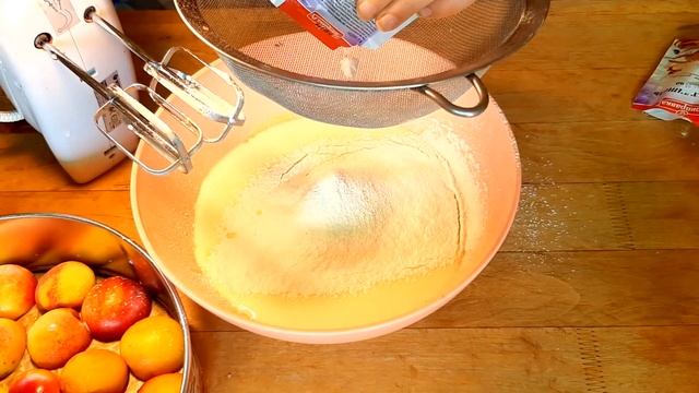 Самый простой рецепт вкуснейшего пирога с персиками!
