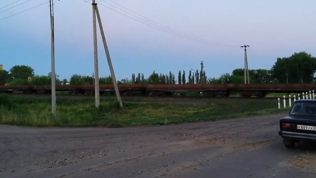 [РЖД] 2016: "Смотреть в наушниках" Тепловоз 2ТЭ10М с грузовым поездом. смотреть онлайн