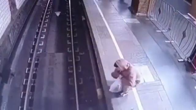 невозможно напугать русских !!! в метро пассажир прыгнул на рельсы за наушником. Москва смотреть онлайн