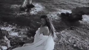 Скажи , а чайки тоже плачут ,когда их море предаёт