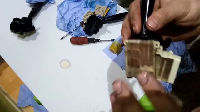 Разборка реле включения света и поворотов