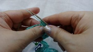 1. Кокетка к платью на 5-6 лет. Крючком. Sottotitoli in spagnolo. Vestido de ganchillo.