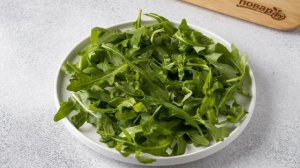 Салат с рукколой и персиками