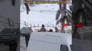 В украинском селе Путилы местные приехали на встречу с военкомами с топорами