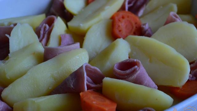 Картофельная запеканка с морковью и ветчиной