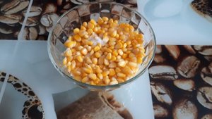 Вкусный салат с кукурузой, яйцом и свежим огурцом, легкий простой пошаговый рецепт