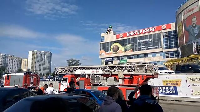 Приехали пожарные в ТРЦ Мегаполис 21.08.18