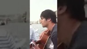 как же он красиво поет,под гитару )))