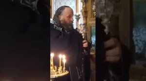 Батюшка поет Богородице, Богородице, Матерь света, Любви и добра - пронимает до слез