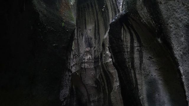 Водопады в каньоне на Бали | TUKAD CEPUNG | KRISIK WATERFALL смотреть онлайн