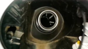 Видео: Как открыть крышку топливного бака Skoda Yeti, Шкода Йети