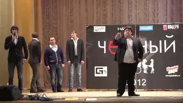 как заправляют машину мужчины и женщины