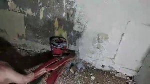 Нарезка резьбы на металлической трубе системы отопления.