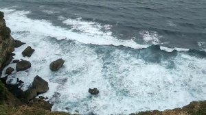 Океан около храма Улувату на Бали. Uluwatu Temple bay at Bali