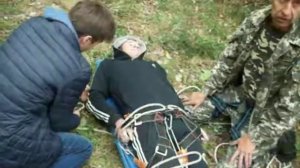 Фиксация пострадавшего на носилках верёвкой со скобами